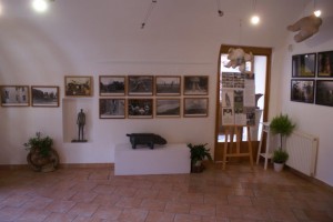 Pohled do části expozice v interiéru galerie.
