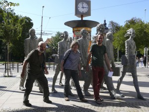 Kurt Gebauer si na Lannově třídě v Českých Budějovicích vykračuje spolu s galeristkou Alenou Schelovou, sochařem Michalem Trpákem a jeho „Humanoidy“. Na výstavu Kurta Gebauera v Komorní galerii u Schelů naváže od 18. června Trpákův projekt „Sochy ve městě“, jehož se Kurt Gebauer letos rovněž zúčastní.